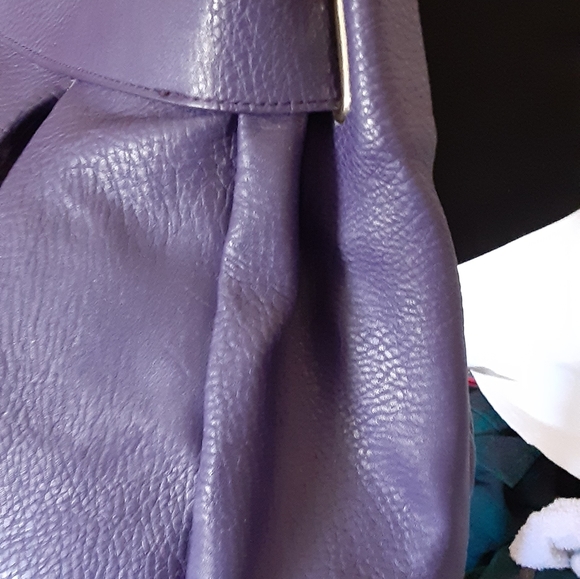 Olive and Joy Purple Handbag Like New Hobo - Picture 10 of 10
